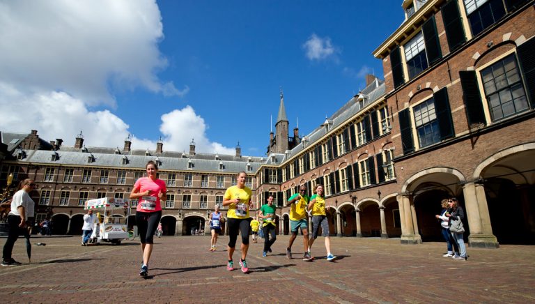 DEN HAAG - De eerste editie van de NN Den Haag Urban Trail. De deelnemers rennen 10 kilometer dwars door historische plekken van Den Haag. Foto Bart Hoogveld